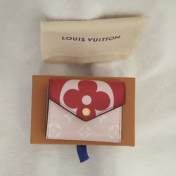 Very Good & RARE LV Zoe Giant Monogram Trifold Wallet in Rouge (Full Inclusion) - Picture 16 of 16